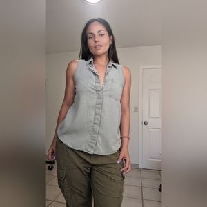 Sleeveless button up